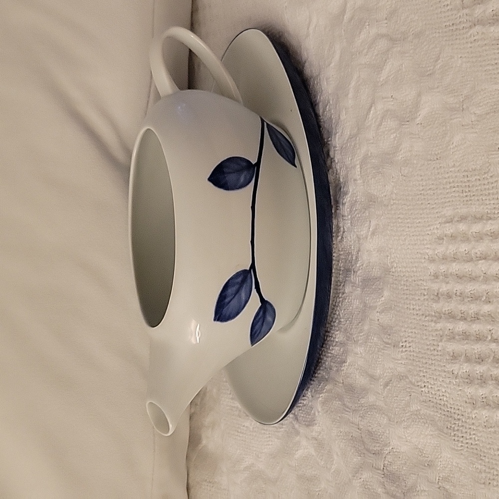Mikasa Gravy Boat w/underplate "True Blue".  Made in Portugal, 12 oz.